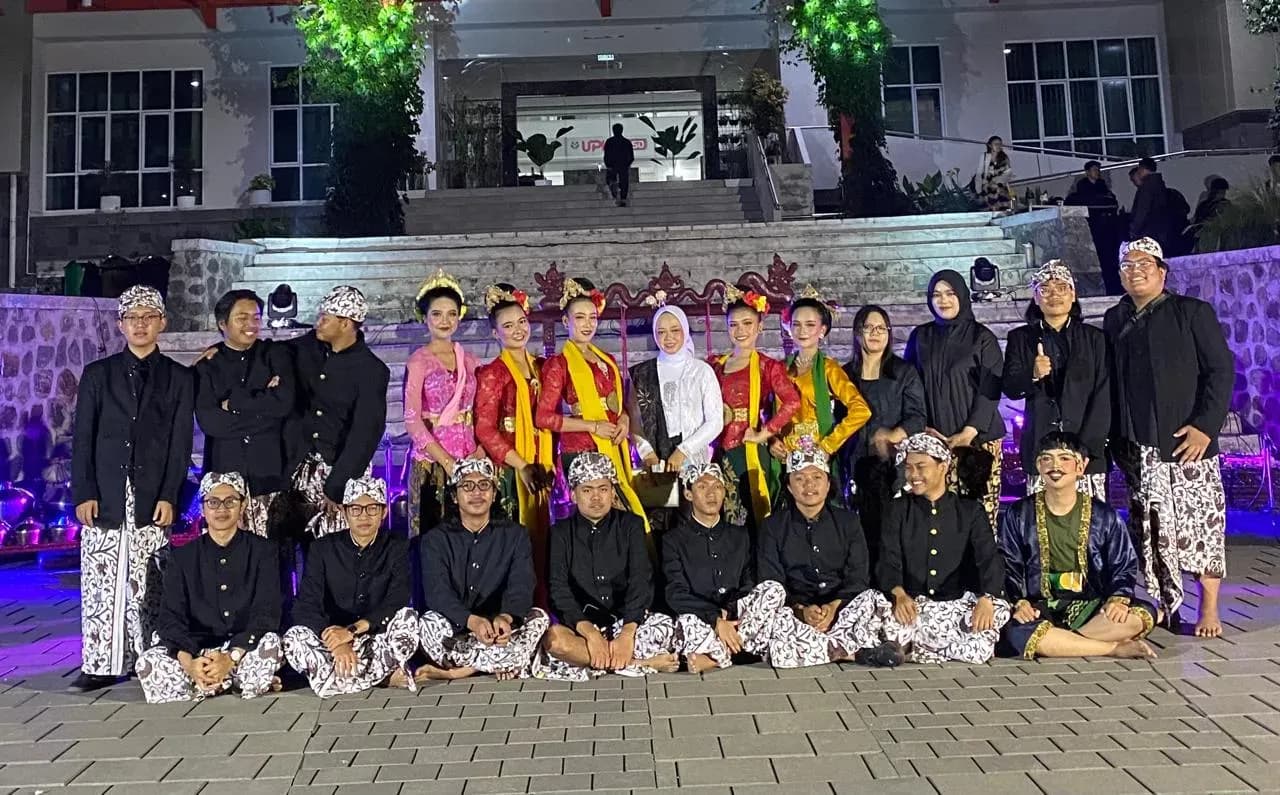Foto sampul: Rengganiswara hadir membawa kembali seni kliningan di Universitas Pendidikan Indonesia